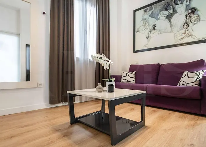 Seven Dancers Picasso-inspired Rems Appartement Málaga